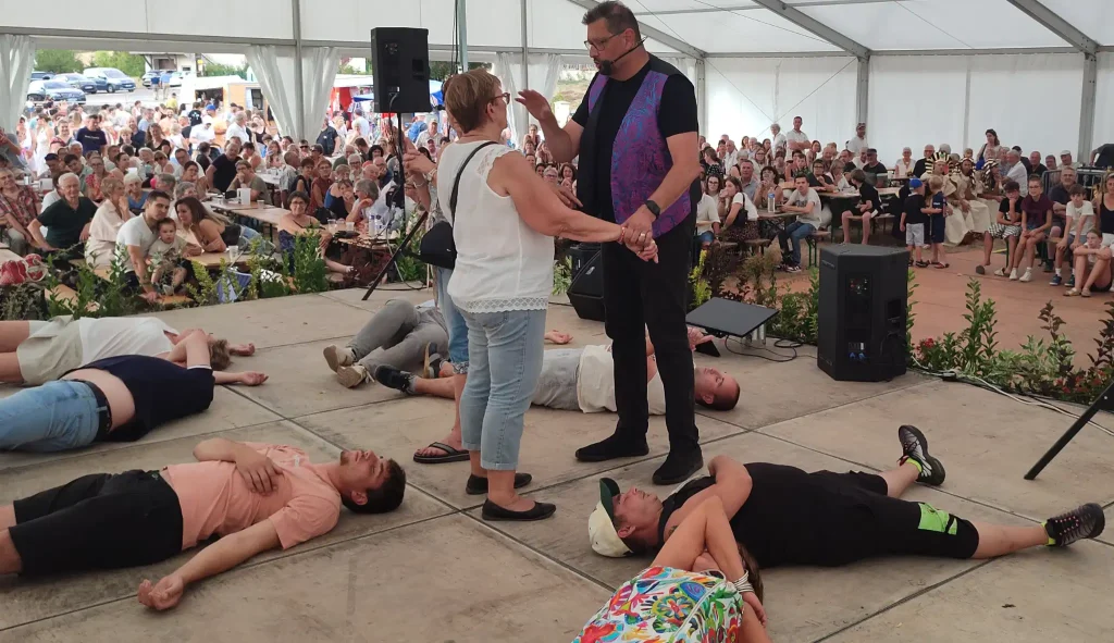 Nexus accompagne une volontaire sous hypnose devant le public lors d’un spectacle