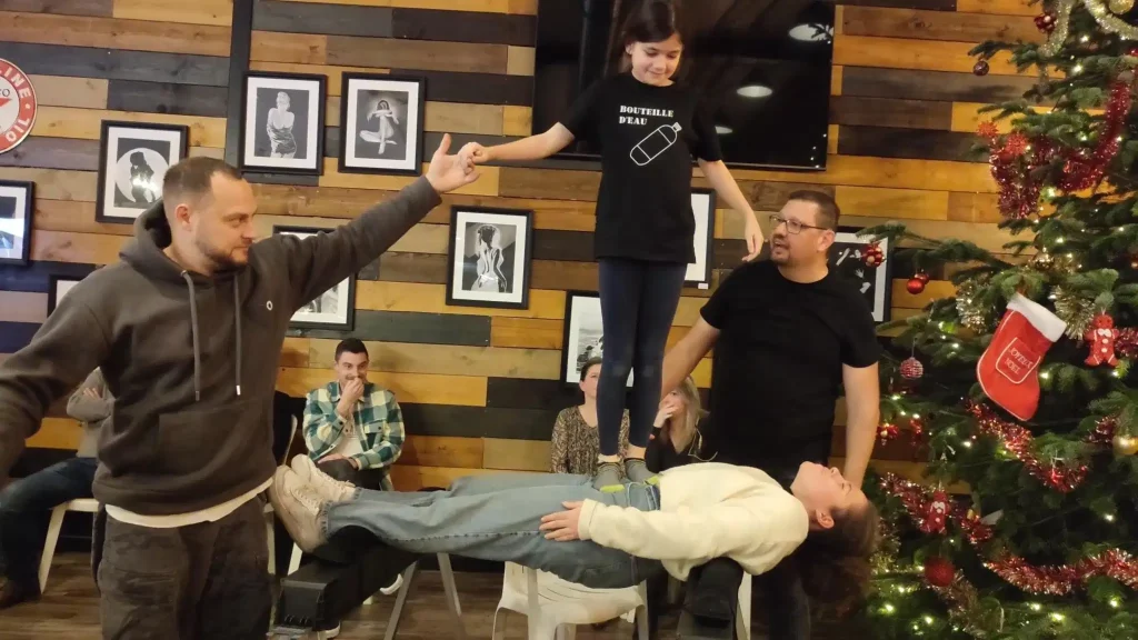 Expérience de catalepsie réalisée avec plusieurs volontaires pendant un spectacle d’hypnose de Nexus