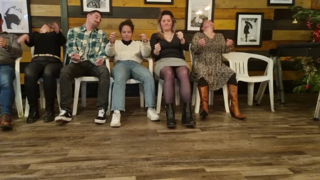 Des volontaires assis vivent une expérience d’hypnose pendant un spectacle de Nexus